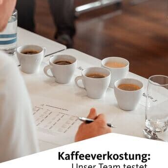 👀 Hinter den Kulissen bei Kaffee Partner: Wir verkosten Kaffeebohnen und prüfen, wie wir unser Portfolio weiterentwickeln können.

Bevor etwas Neues den Weg zu euch findet, probieren wir im Team. Da sitzen nicht nur unsere Kaffee-Expert:innen, sondern auch Kolleg:innen aus ganz unterschiedlichen Bereichen. Jeder Blickwinkel zählt und jede Meinung fließt ein.

Denn nur wenn wir uns einig sind, schafft es ein Produkt in unser Sortiment. Das ist manchmal eine intensive Diskussion, oft voller Begeisterung – und immer getragen von dem Anspruch, euch das bestmögliche Kaffee-Erlebnis zu bieten. ☕✨

So entwickeln wir unser Portfolio Schritt für Schritt weiter. Für euch. Für echten Genuss.

👉 Mehr darüber, wie Profis Kaffee testen, erfahrt ihr im Magazin: https://kpinfos.de/wie-verkostet-man-kaffee