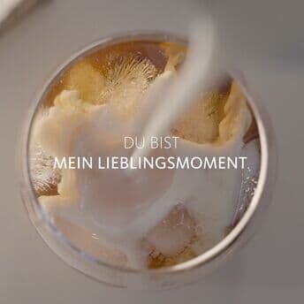 „Du bist mein Lieblingsmoment“☕
Und genau so fühlt es sich an, wenn der erste Schluck Kaffee den Tag versüßt. 🧊☕️
Ob morgens als Wachmacher, mittags als Erfrischung oder nach Feierabend als Belohnung – Kaffee findet immer seinen perfekten Moment.
👉 Wann genießt du deinen Lieblingskaffee am liebsten?