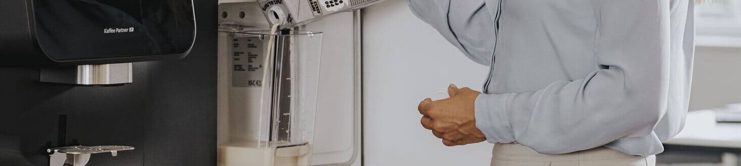 Das Frischmilchmodul der BARISTA Suprema wird mit Hafermilch befüllt