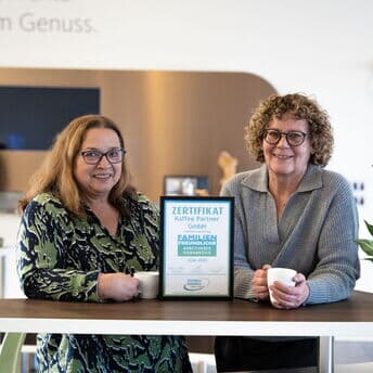 Kaffee Partner erneut als „Familienfreundlicher Arbeitgeber“ ausgezeichnet! 🌟

Zum dritten Mal in Folge wurde Kaffee Partner vom Arbeitskreis „Familienfreundliche Arbeitgeber“ im Rahmen des Familienbündnisses der Region Osnabrück als „Familienfreundlicher Arbeitgeber Osnabrück“ ausgezeichnet. 🏆

Damit wird bestätigt, dass Familienfreundlichkeit bei uns gelebte Praxis ist und nicht nur ein Anspruch. Unsere Mitarbeitenden profitieren bereits heute von zahlreichen Angeboten:

⏰ Flexible Arbeitszeitmodelle & Arbeitszeitkonten
🏠 Mobiles Arbeiten
👶 Kindernotfallbetreuung
💪 Gesundheitsangebote & Präventionsmaßnahmen
📚 Schulungen zu Stress- und Zeitmanagement
🎟️ Finanzielle Unterstützungen wie Geburtsbeihilfe oder Zoo-Sponsoring

Gesundheit im Fokus
Neben Familienfreundlichkeit legen wir großen Wert auf die mentale und körperliche Gesundheit unserer Mitarbeitenden. Seit letztem Jahr bieten wir in Kooperation mit der Caritas betriebliche Sozialberatung an und bauen unsere Gesundheitsangebote weiter aus.

💡 Unser Ziel: Mitarbeitende langfristig gesund, motiviert und leistungsfähig halten.

Familienfreundlichkeit ist für uns keine Pflicht, sondern Überzeugung. Mit unseren Angeboten möchten wir auch weiterhin ein attraktiver Arbeitgeber in der Region Osnabrück bleiben.

Mehr zur Auszeichnung Link in Bio.

#KaffeePartner #Familienfreundlich #Osnabrück #WorkLifeBalance #GesundheitAmArbeitsplatz #MitarbeitendeImFokus