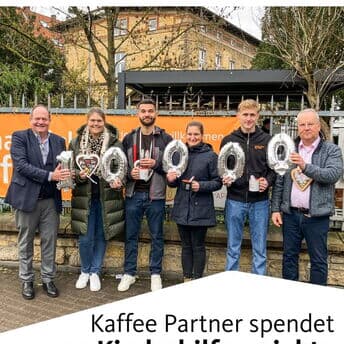 🎄🎁 Kaffee Partner for Kids – Jede Tasse zählt! 🎁🎄

Auch in diesem Jahr unterstützen wir mit unserer Nikolaus-Aktion zwei wichtige Projekte in Osnabrück: die Kindertafel und das Projekt Kindermahlzeit der kath. FABI.

Für jedes intern getrunkene Heißgetränk aus unseren Kaffeevollautomaten spenden wir 5 Cent. Gemeinsam mit den Einnahmen aus einem Azubi-Waffelverkauf und der zusätzlichen Aufstockung durch die Geschäftsführung kam so eine beeindruckende Spendensumme von 10.000 Euro zusammen. Unsere Azubis haben darüber hinaus Schokonikoläuse organisiert, um den Kindern zum Nikolaustag eine kleine Freude zu bereiten. 🍫✨

In diesem Jahr waren wir auch persönlich vor Ort: Geschäftsführer Jörg Baumgart und zwei Mitarbeitende besuchten die Osnabrücker Tafel, trafen die Vertreter der Kindertafel und der Kindermahlzeit – und erhielten bei einer Tasse Kaffee aus dem bereitgestellten Vollautomaten wertvolle Einblicke in deren Arbeit. Unsere Spende ermöglicht unter anderem ein gesundes Frühstück für Kinder an Osnabrücker Schulen durch die Kindertafel und ein warme, frisch gekochte Mittagessen für nur 1 Euro pro Kind im Familienbistro der Kindermahlzeit. Im Anschluss konnten sie vor Ort noch alle Räumlichkeiten und viele Tätigkeiten der Mitarbeitenden sehen.

Der Besuch hat uns einmal mehr gezeigt, wie viel Engagement und Herzblut in diesen Projekten steckt. Wir sind dankbar, diese Initiativen unterstützen zu dürfen – und freuen uns, dass jede Tasse Kaffee dazu beiträgt. ❤️🎁

Du willst mehr zu dem Thema erfahren? Dann klick hier: https://kpinfos.de/kaffee-partner-for-kids