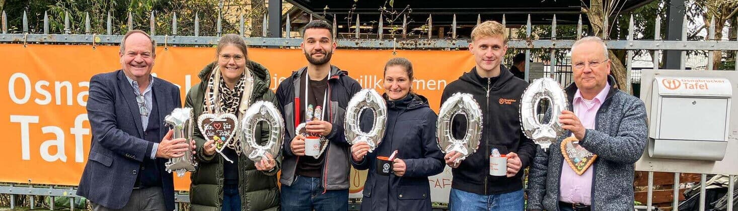 Kaffee Partner Mitarbeitende überreichen gemeinsam mit Geschäftsführer Jörg Baumgart eine Spende in Höhe von 10.000 Euro an die Osnabrücker Kindertafel. Entstanden im Rahmen der jährlichen Aktion „Kaffee Partner for Kids“.