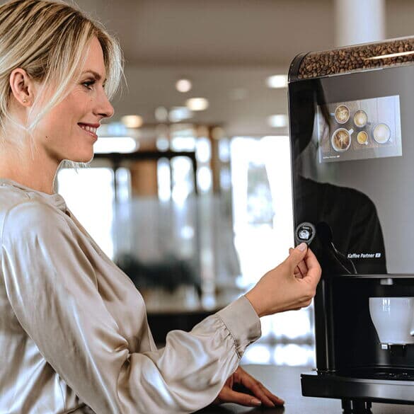 Frau-zahlt-mit-drink-key-an-barista-compact