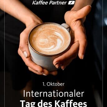 ☕️ Heute feiern wir das Getränk, das uns weckt, Meetings angenehmer macht und jede Pause versüßt: Kaffee! 🥳
Zum #TagdesKaffees haben wir spannende Fakten gesammelt, die du bestimmt noch nicht alle kennst. 

Heute stoßen wir an – auf all die Momente, die mit Kaffee einfach besser sind. ❤️

👉 Und jetzt bist du dran: Wie viele Tassen sind es bei dir pro Tag?