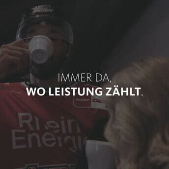 Ob auf dem Spielfeld oder im Büro – starke Leistung entsteht im Zusammenspiel. ⚙️☕️
Mit Leidenschaft, Vorbereitung und Teamgeist sorgen wir dafür, dass Genuss und Erfolg Hand in Hand gehen.
Denn wo Menschen sich auf Augenhöhe begegnen, entsteht mehr als nur Kaffee – es entsteht Verbindung. 🤝
Mehr dazu im Link in Bio.

#KaffeePartner #LeistungMitGenuss #Teamwork #Kaffeegenuss #RitualVorDemSpiel #VonMenschZuMensch #KölnerHaie