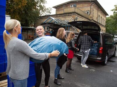 Auszubildende spenden Kleidung an Osnabrücker Tafel