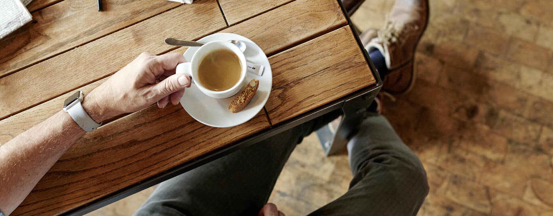 Kaffee Crema im Cafe trinken