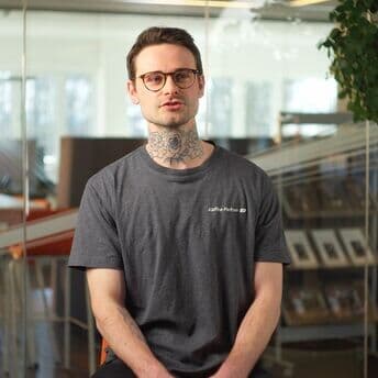 🔧 Technik trifft Teamgeist! Tim nimmt euch mit in unsere Werkstatt – wo moderne Ausstattung, echtes Miteinander und kleine Rituale den Alltag besonders machen. 🙌⚙️☕

Denn bei Kaffee Partner gilt: Für jede:n gibt’s den richtigen Platz – Hauptsache, wir ziehen gemeinsam an einem Strang. 🤝💬

💬 Entdecke unsere Teamkultur und was uns als Arbeitgeber ausmacht.

👉 Werde Teil von Kaffee Partner: Link in Bio

#TeamKultur #KaffeePartner #JobsMitZukunft #ArbeitenBeiUns #HandwerkMitHerz
