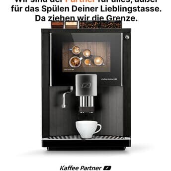 Partner sein zeigt sich nicht in großen Versprechen, sondern im Alltag.

Wenn der Kaffee läuft, der Service erreichbar ist und man sich aufeinander verlassen kann.

Nur bei deiner Lieblingstasse hört’s bei uns auf. Die musst du schon selbst spülen. 😉

#KaffeePartner #Partnerschaft #KaffeeImBüro #Bürokaffee #Kaffeevollautomat