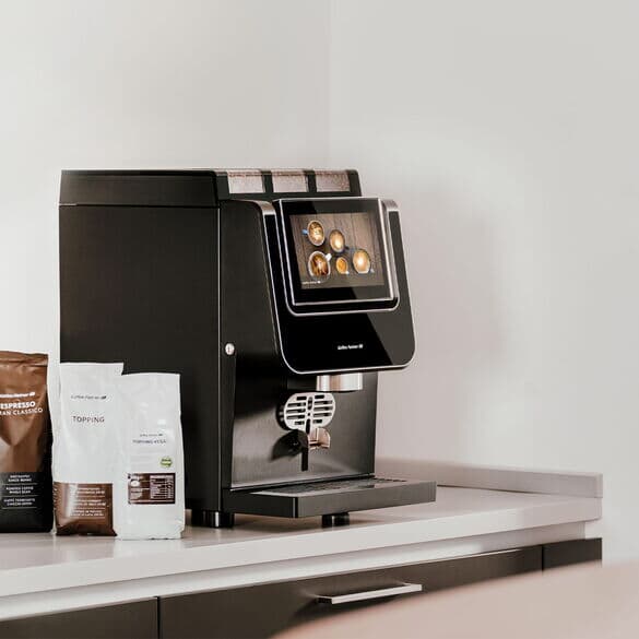 Barista-suprema-mit-kaffeebohnen-und-topping