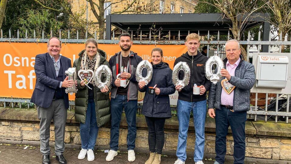 Kaffee Partner Mitarbeitende überreichen gemeinsam mit Geschäftsführer Jörg Baumgart eine Spende in Höhe von 10.000 Euro an die Osnabrücker Kindertafel. Entstanden im Rahmen der jährlichen Aktion „Kaffee Partner for Kids“.