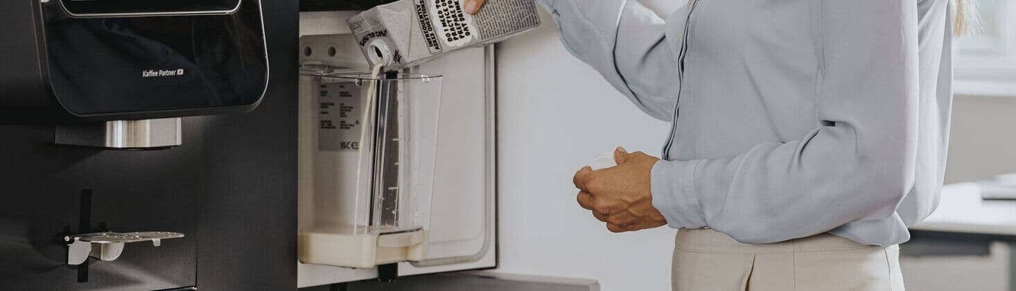 Das Frischmilchmodul der BARISTA Suprema wird mit Hafermilch befüllt