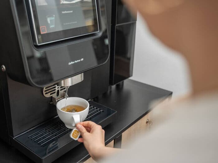 Heisswasser-laeuft-in-tasse