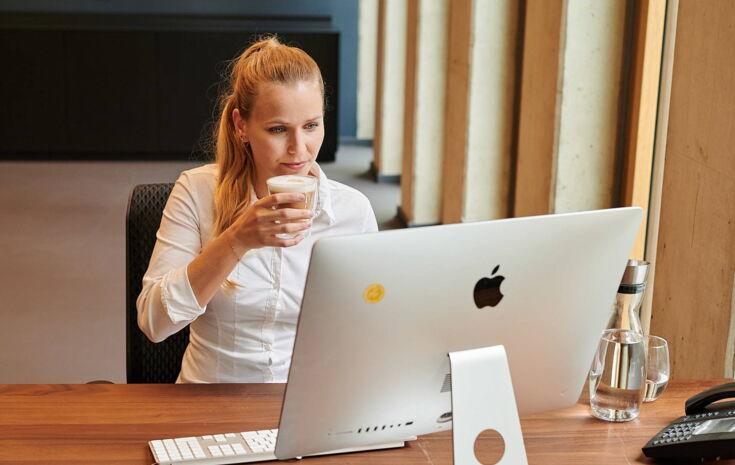 Kaffee aus dem Vollautomaten für das Büro