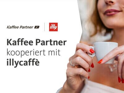 Grafik zur neuen Kooperation zwischen Kaffee Partner und illycaffè: Links die Markenlogos und der Text „Kaffee Partner kooperiert mit illycaffè“, rechts eine Person, die eine Espressotasse hält.