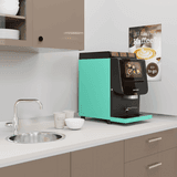 Barista-suprema-in-buerokueche-expressionismusgruen