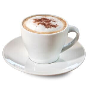 Cappuccino mit Kakao in einer weißen Tasse