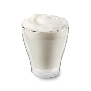 heiße Milch in einem Doppelwandglas von Kaffee Partner