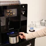 Kanne-voll-kaffee-aus-barista-compact