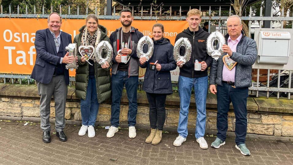 Kaffee Partner Mitarbeitende überreichen gemeinsam mit Geschäftsführer Jörg Baumgart eine Spende in Höhe von 10.000 Euro an die Osnabrücker Kindertafel. Entstanden im Rahmen der jährlichen Aktion „Kaffee Partner for Kids“.