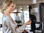 Frau-zahlt-mit-drink-key-an-barista-compact
