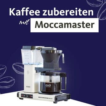 Zeitlos und präzise☕
Der Moccamaster ist eine echte Legende unter den Filterkaffeemaschinen – entwickelt, um den manuellen Brühvorgang so nah wie möglich maschinell umzusetzen. 🔥
Mit gleichmäßiger Wasserverteilung und konstanter Brühtemperatur entsteht klarer, aromatischer Kaffee – nur eben ganz bequem.

Hast du schon mal Kaffee aus dem Moccamaster probiert? Schreib’s in die Kommentare! 👇
➡️ Noch mehr spannende Fakten & Zubereitungstipps findest du in unserem Magazin – Link: https://kp.coffee/wie-funktioniert-der-moccamaster