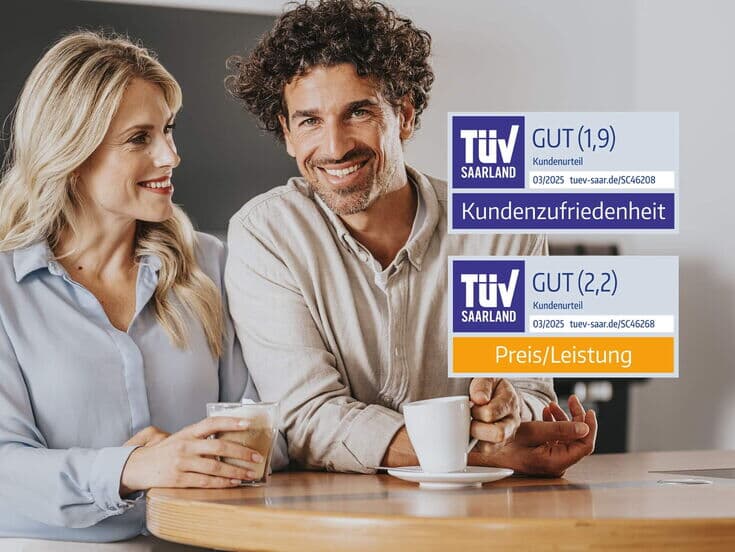 Ein lächelndes Paar geniesst Kaffee am Tresen. Der Mann hält eine weisse Tasse, die Frau ein Glas mit Milchschaumgetränk. Über ihnen sind TÜV-Siegel für Zufriedenheit (1,9) und Preis/Leistung (2,2) von TÜV Saarland eingeblendet.