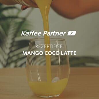 ☀️ Hol dir den Sommer ins Glas!

Mangopüree, Kokosdrink, ein Schuss Espresso und Mango-Kokos Eiswürfel – fertig ist dein Mini-Urlaub im Glas.
Auch wenn du nicht am Strand sitzt, sondern am Schreibtisch: Gönn dir den Geschmack von Sommerpause! 🧊🥭☕

🧊 Rezept – Mango Coco Latte:

1. Mangopüree zubereiten:
Gefrorene Mango mit etwas Wasser und Agavendicksaft pürieren.
2. Eiswürfel vorbereiten:
Die Hälfte des Pürees in Eiswürfelformen geben, mit Kokosdrink auffüllen und einfrieren (mind. 3 Std.).
3. Drink schichten:
Restliches Püree ins Glas, Eiswürfel dazu, mit Kokosdrink aufgießen und Espresso darübergeben.

👉 Umrühren & genießen!
#mangococolatte #kaffeepartner #mango #eiscafe #kaffeerezept #cocolatte