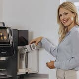 Person-fuellt-hafermilch-in-frischmilchmodul