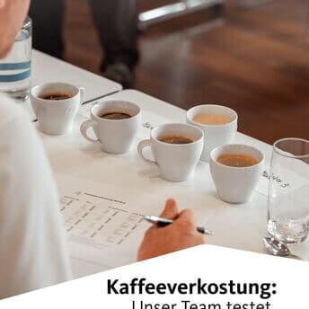 👀 Hinter den Kulissen bei Kaffee Partner: Wir verkosten Kaffeebohnen und prüfen, wie wir unser Portfolio weiterentwickeln können.

Bevor etwas Neues den Weg zu euch findet, probieren wir im Team. Da sitzen nicht nur unsere Kaffee-Expert:innen, sondern auch Kolleg:innen aus ganz unterschiedlichen Bereichen. Jeder Blickwinkel zählt und jede Meinung fließt ein.

Denn nur wenn wir uns einig sind, schafft es ein Produkt in unser Sortiment. Das ist manchmal eine intensive Diskussion, oft voller Begeisterung – und immer getragen von dem Anspruch, euch das bestmögliche Kaffee-Erlebnis zu bieten. ☕✨

So entwickeln wir unser Portfolio Schritt für Schritt weiter. Für euch. Für echten Genuss.

👉 Mehr darüber, wie Profis Kaffee testen, erfahrt ihr im Magazin: Wie man den Geschmack von Kaffeebohnen bewertet. Link in der Bio!