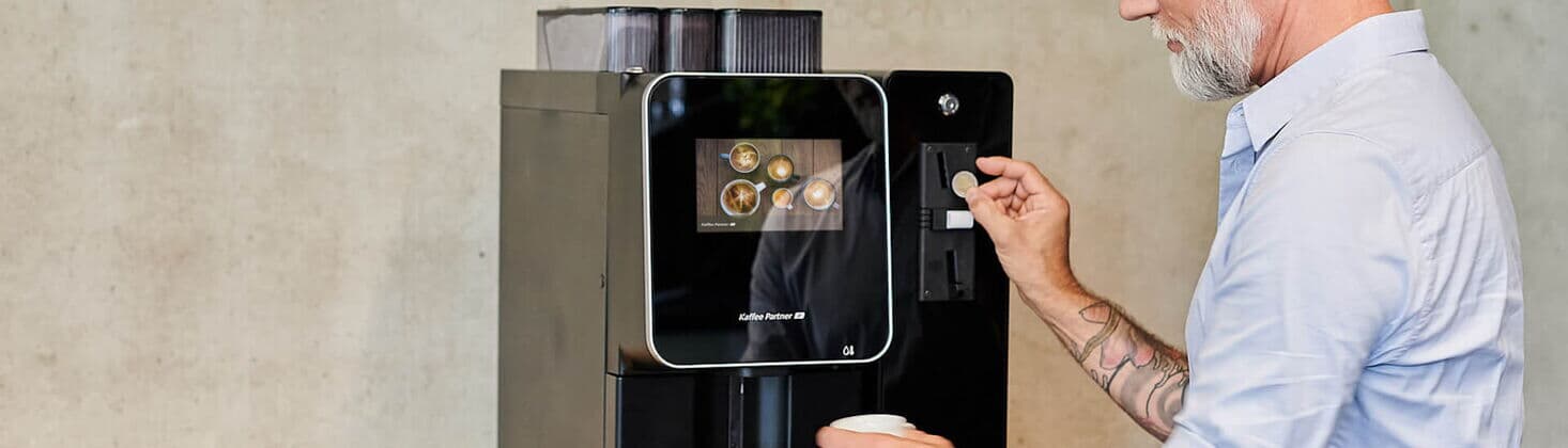 Mit Münzeinwurf am Kaffeeautomaten bezahlen