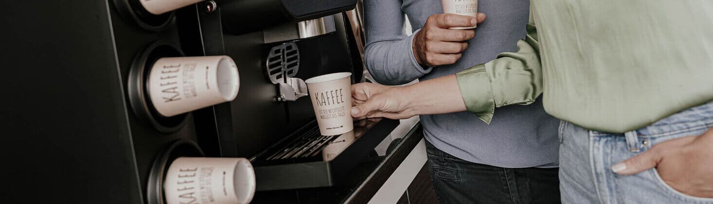Zwei Personen ziehen sich einen Kaffee an der Multibona 3 von Kaffee Partner